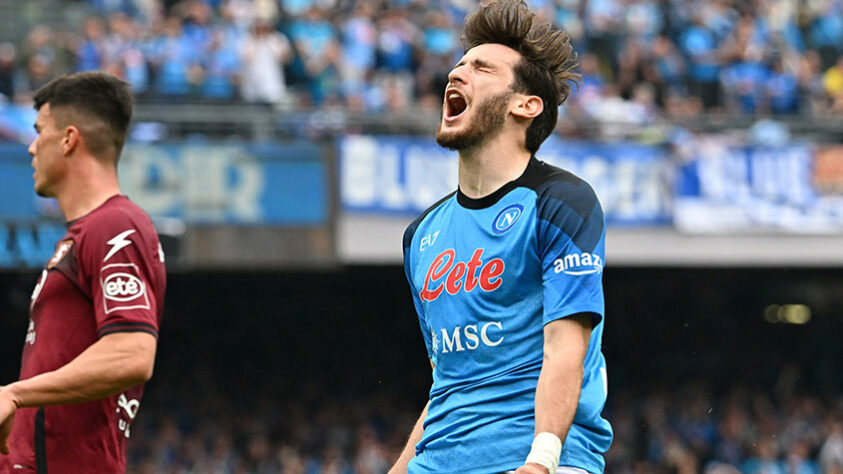 20º lugar - Khvicha Kvaratskhelia - atacante do Napoli - 22 anos - valor de mercado: 85 milhões de euros (aproximadamente R$ 445,4 milhões).