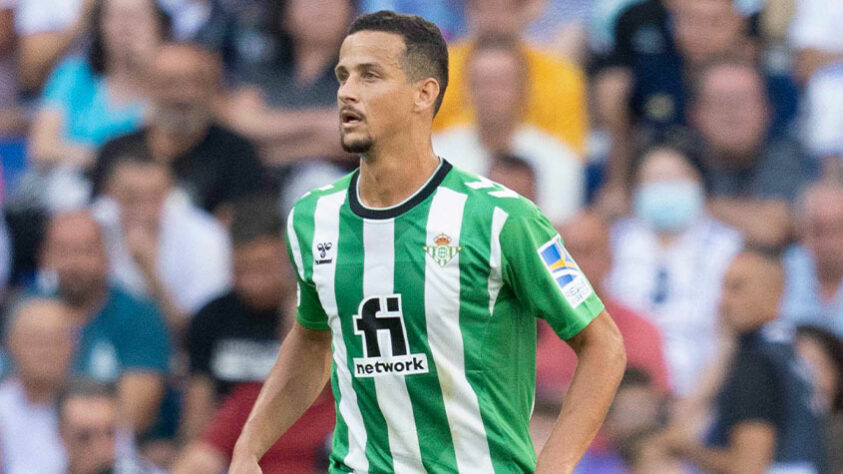 ESQUENTOU - O jornalista Fabrizio Romano informou que o Al-Atiihad (Arábia Saudita) está próximo de contratar o zagueiro brasileiro Luiz Felipe, que atua no Real Bétis (Espanha). As informações seriam de uma proposta no valor de 22 milhões de euros (cerca de R$ 116 milhões na cotação atual) além de bonificações. 