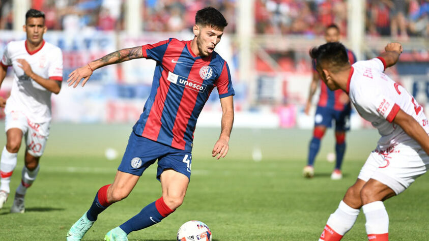 ESFRIOU - Agustín Martegani, meia que interessava ao Internacional, deve mesmo deixar o San Lorenzo, seu clube atual, mas a tendência é que o atleta não venha para o futebol brasileiro e permaneça na Argentina. Isso porque o clube San Lorenzo tem tudo acertado com o Racing para uma transferência no valor de 2,8 milhões de dólares (R$ 13,2 milhões na cotação atual) em troca de 50% dos direitos do de Martegani. As informações são da 'TyC Sports', emissora de televisão da Argentina. 