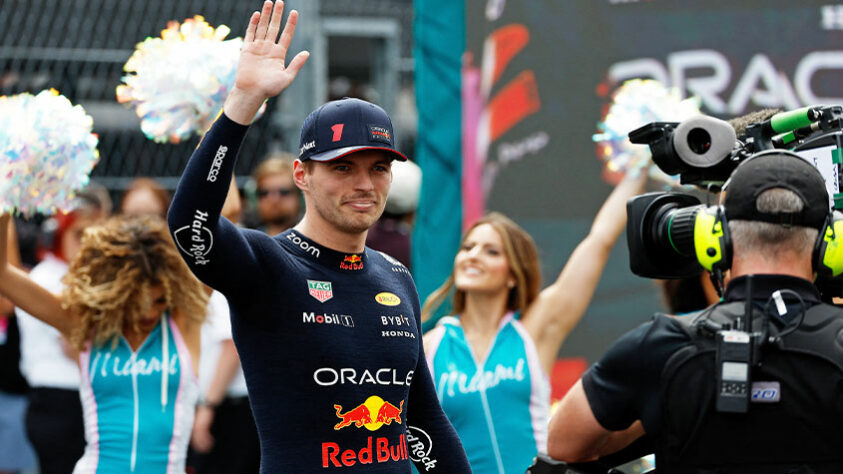 O piloto de 25 anos foi duas vezes campeão da Fórmula 1, em 2021 e 2022, e terminou em terceiro lugar em 2019 e 2020 com a Red Bull Racing, equipe pela qual corre desde 2016. Além disso, Verstappen lidera o ranking mundial da atual temporada e pode conquistar mais um título da principal competição automobilística do mundo.