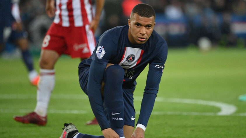 ESFRIOU - Nasser Al-Khelaifi, presidente do Paris Saint-Germain, rasgou o verbo contra o atacante Kylian Mbappé (foto). O mandatário do clube francês chegou a dar um prazo de duas semanas para que o craque decida seu futuro. Mbappé se recusa a assinar um aditivo que estende seu contrato com o Paris até 2025. Na situação atual, o jogador pode deixar o PSG de graça no meio do próximo ano, mas o interesse do clube é em lucrar com uma venda, daquele que é considerado 'o melhor jogador do mundo' por Al-Khelaifi. 