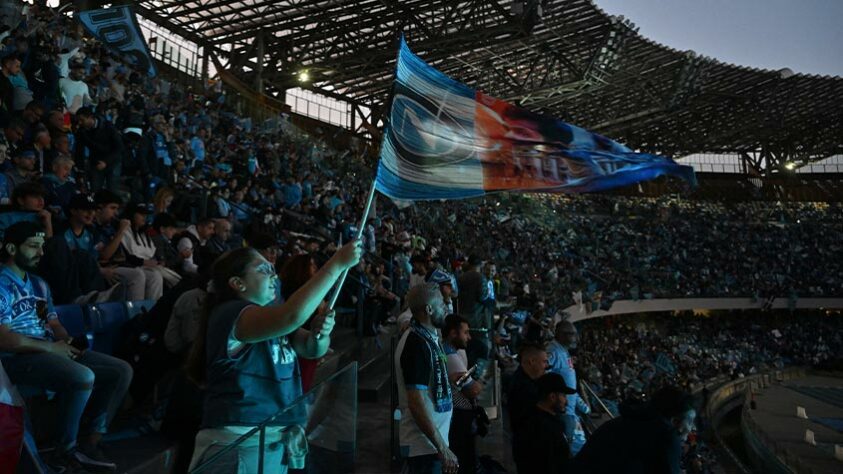 Veja imagens da festa da torcida do Napoli. 