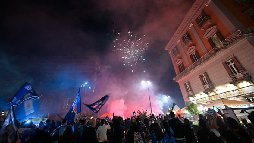 Veja imagens da festa da torcida do Napoli. 