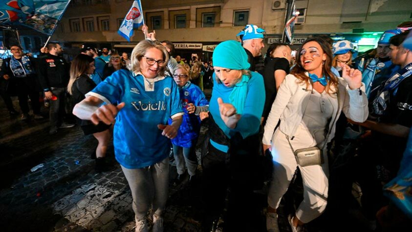 Veja imagens da festa da torcida do Napoli. 