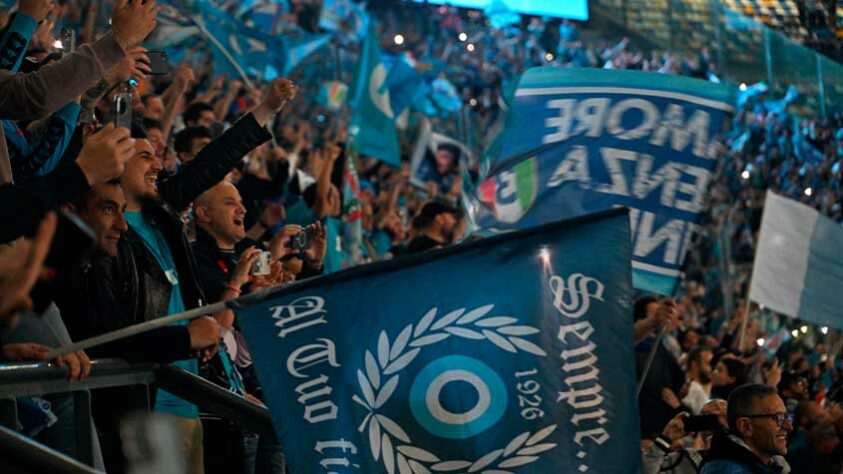 Centenas de bandeiras embelezaram a torcida napolitana no estádio do adversário.