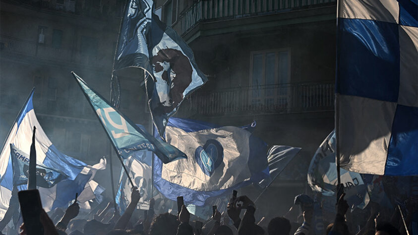 Veja imagens da festa da torcida do Napoli. 