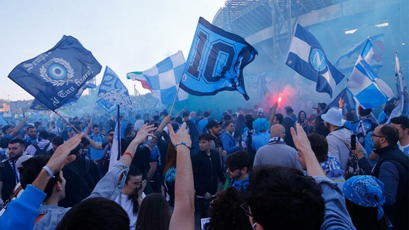 Os arredores do Estádio Diego Armando Maradona, casa do Napoli, também foram pintados de azul pela torcida e sua euforia. 