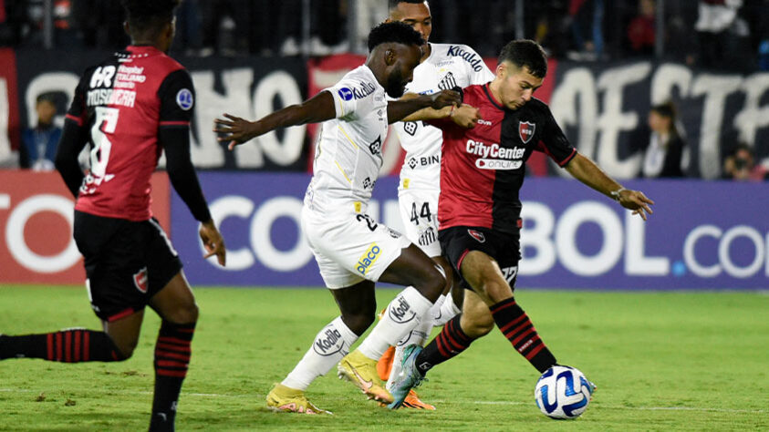 Pela 3ª rodada da fase de grupos da Sul-Americana, o Santos foi derrotado pelo Newells Old Boys, da Argentina. Apesar do gol levado na parte final do jogo, o destaque fica para as chances claras desperdiçadas pelo Alvinegro Praiano durante os 90 minutos. Veja a seguir as notas dos jogadores do Peixe! (Por Gabriel Teles)