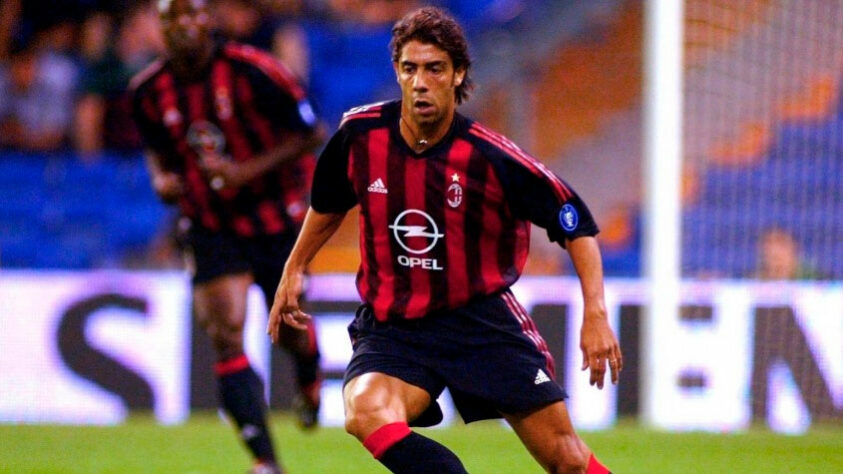 Rui Costa (51 anos) - o meia entrou na vaga do atacante Crespo naquele polêmico clássico. Hoje, o português é o presidente do Benfica.