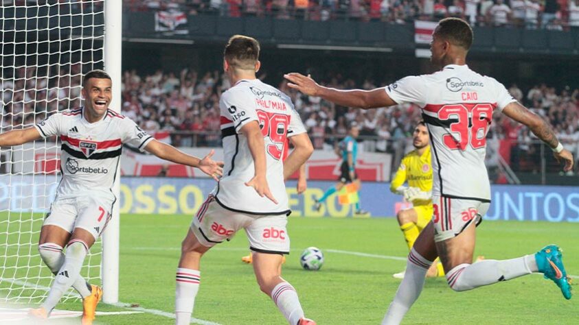 Com grande atuação coletiva, o São Paulo venceu o Internacional por 2 a 0 no Morumbi, em jogo válido pela quarta rodada do Brasileirão. Luciano abriu o placar no primeiro tempo, de pênalti, e Pablo Maia fechou o placar com um golaço, encobrindo o goleiro Keiller. Além dos autores dos gols, Marcos Paulo e Gabriel Neves foram outros destaques do Tricolor na partida. Veja as notas do LANCE!. 