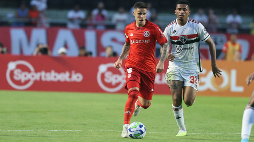 Internacional: SOBE - Posse de bola: a única coisa boa do time aconteceu no primeiro tempo. O Internacional controlou a posse e tirou o ritmo do São Paulo na partida. Poderia ter aproveitado a posse para atacar com mais qualidade. / DESCE - Alan Patrick: lento, sem intensidade e foi encaixotado pela marcação do São Paulo. Ainda furou dois chutes de forma bizarra. 