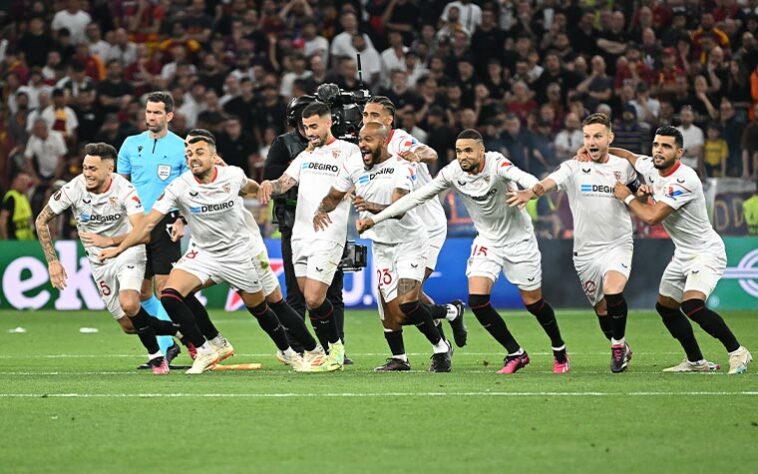 Após empate em 1 a 1 no tempo regulamentar (além da prorrogação), o Sevilla (Espanha) superou a Roma (Itália) em disputa de pênaltis na decisão da UEFA Europa League 2022/2023 e se sagrou campeão do torneio. Este é o sétimo título do time espanhol, resultado que o isola ainda mais como maior vencedor da competição, com quatro taças de vantagem. Veja nesta galeria quem são os maiores campeões da UEFA Europa League. 