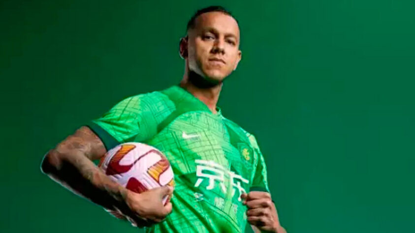 Souza (volante / 34 anos) - Clube atual: Beijing Guoan (China) - O jogador já teve passagem por Grêmio, São Paulo e Vasco