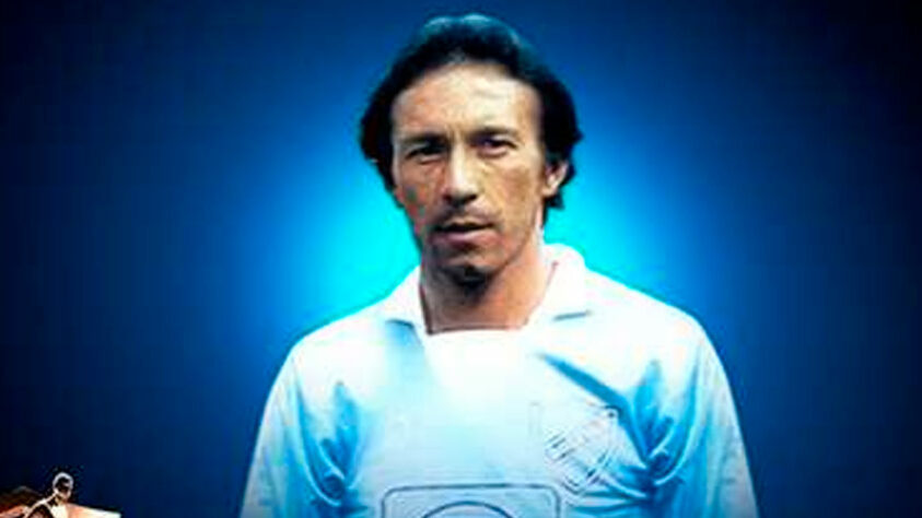 O volante boliviano atingiu sua marca defendendo um único clube na carreira, o Bolívar, entre 1985 e 2000. 