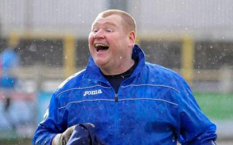 Wayne Shaw, goleiro reserva do Sutton United, em 2017, comeu uma torta em um jogo contra o Arsenal, na Copa da Inglaterra. O que parecia uma situação inusitada causou o desligamento do atleta. Isso porque ele admitiu que sabia que uma casa de apostas estava oferecendo 8 libras para quem apostasse que ele comeria uma torta durante o jogo, o que aconteceu quando os Gunners já venciam.