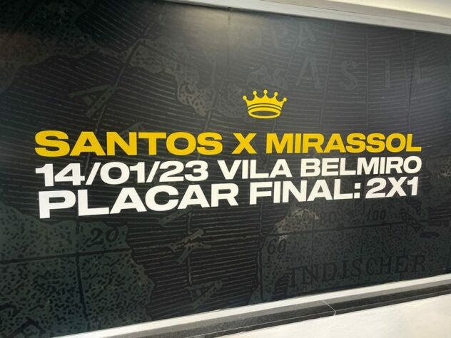 Na parede, placar final da partida de homenagem para Pelé está estampado. Santos 2 x 1 Mirassol.