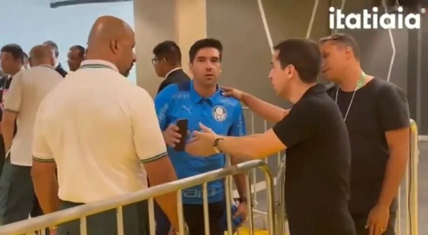 Abel toma celular de produtor - Após o empate do Palmeiras diante do Atlético-MG pelo Brasileirão no Mineirão, o técnico se irritou com o jornalista Pedro Spinelli, que filmava as reclamações de Anderson Barros, diretor executivo do Palmeiras, com o quarto árbitro Ronei Cândido Alves, e simplesmente tomou o celular da mão do profissional. Após perceber que era filmado por outros jornalistas, Abel Ferreira devolveu o celular a Spinelli e afirmou que 'o futebol brasileiro está assim por vossa (imprensa) responsabilidade'. Na coletiva, o treinador ainda chegou a afirmar que 'há coisas que a imprensa não tem que saber'. 