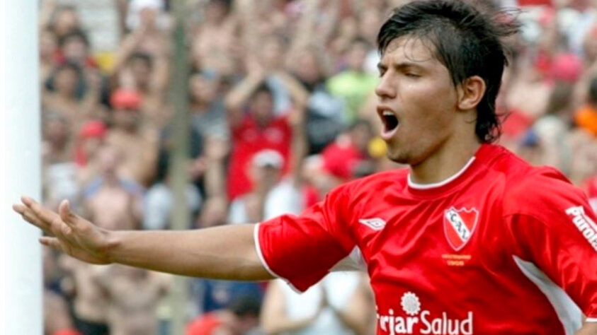 Sergio Aguero, atacante argentino - Estreou com 15 anos, 1 mês e 4 dias no Independiente-ARG, em 2003 / Com tanto tempo brilhando no futebol europeu, muita gente se surpreendeu ao descobrir que Aguero tinha apenas 33 anos de idade quando se aposentou. Isso só foi possível porque o atacante iniciou muito jovem a sua trajetória profissional. Antes de pendurar as chuteiras no Barcelona (Espanha), defendeu Atlético de Madrid (Espanha) e se tornou o maior artilheiro da história do Manchester City (Inglaterra), clube que defendeu de 2011 a 2021. 