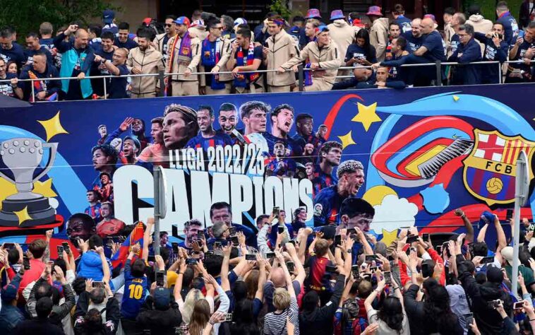 O Barcelona conquistou a La Liga 2022/23, no último domingo, chegando a 27 títulos do principal campeonato nacional da Espanha. Para comemorar, o clube catalão desfilou nas ruas de Barcelona e fez a festa junto aos torcedores. Veja imagens a seguir: