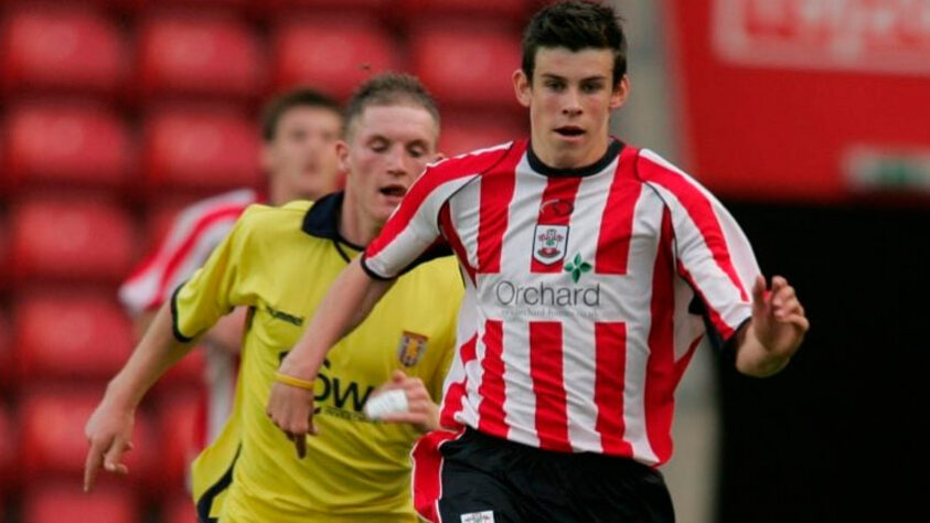 Gareth Bale, meia-atacante galês - Estreou com 16 anos, 9 meses e 1 dia no Southampton-ING, em 2006 / Iniciou a carreira como lateral-esquerdo, mas sua rara habilidade o levou a jogar no meio e ataque rapidamente. Também defendeu a camisa do Tottenham (Inglaterra) antes de chegar ao Real Madrid (Espanha), onde atingiu seu auge. 