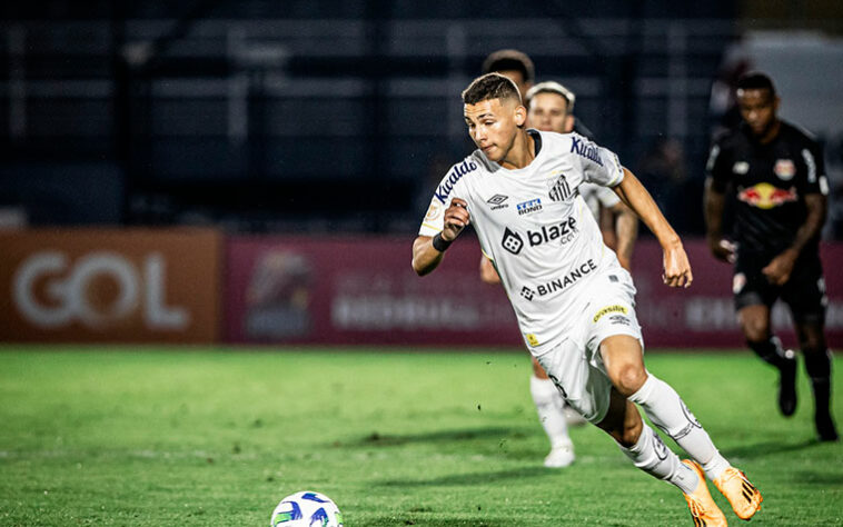 O Santos, nesta noite de domingo (28), perdeu para o RB Bragantino por 2 a 0, em partida válida pela oitava rodada do Campeonato Brasileiro. Com péssima atuação de todo o setor defensivo, o Peixe foi dominado pelo rival durante a maioria do duelo. Confira as notas dos jogadores e o sobe e desce do Massa Bruta. (Por Vitor Palhares)