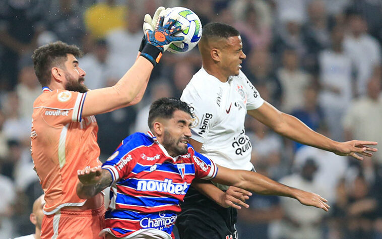 Fortaleza: SOBE - Caio Alexandre: deu qualidade de passe na saída de bola e ainda marcou o gol que abriu o placar. Participou muito - e bem - do jogo. / DESCE - Fernando Miguel (foto): saiu mal pelo alto e praticamente entregou o gol de Yuri Alberto no fim do jogo. 