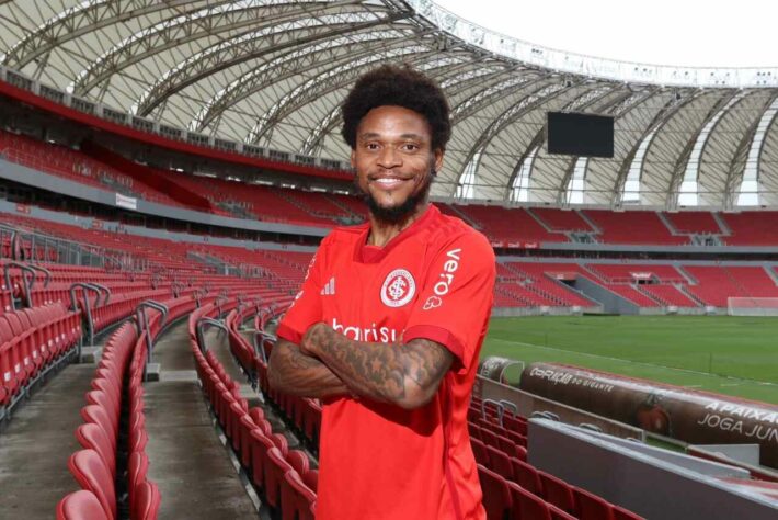 Luiz Adriano, 36 anos (atacante) - Internacional 