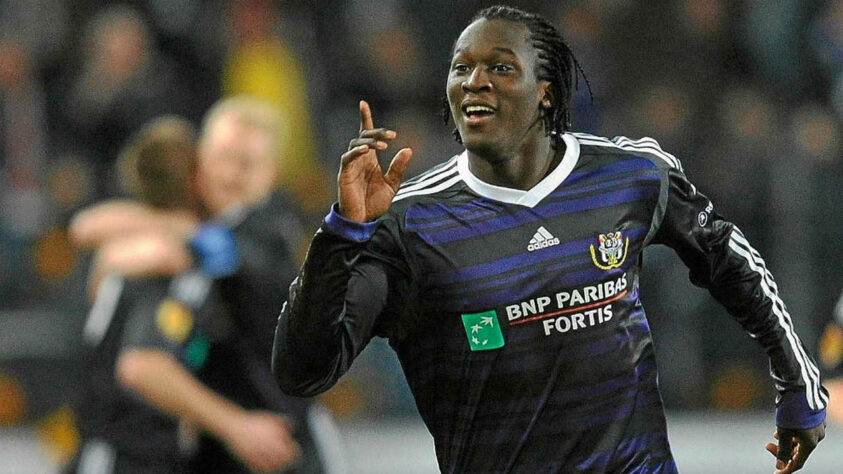 Romelu Lukaku, atacante belga - Estreou com 16 anos e 11 dias no Anderlecht-BEL, em 2009 / O carrasco do Brasil no Mundial de 2018 fez sua primeira partida da carreira apenas 11 dias depois da assinatura do primeiro contrato profissional, com 16 anos e 11 dias. Passou por Chelsea, Everton, Manchester United (todos na Inglaterra) e Inter de Milão (Itália), além de ter conquistado o terceiro lugar na Copa de 2018. 