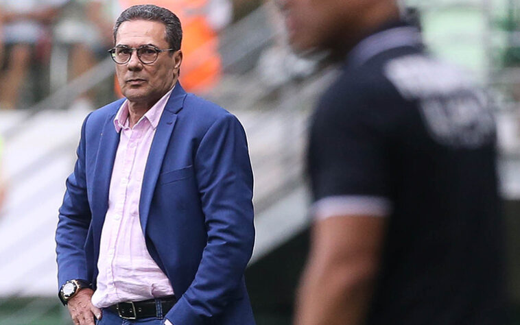 FECHADO - Vanderlei Luxemburgo não é mais o técnico do Corinthians. A diretoria do Timão demitiu o treinador após o empate com o Fortaleza, pela partida de ida da semifinal da Copa Sul-Americana. Luxa vinha sofrendo pressão pelos maus resultados o desempenho da equipe, e o Timão foi vaiado pela torcida após o resultado contra o Leão do Pici.