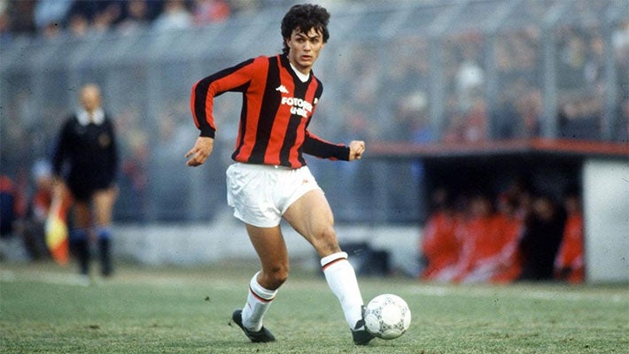 Paolo Maldini, zagueiro italiano - Estreou com 16 anos, 6 meses e 23 dias no Milan-ITA, em 1985 / O craque da defesa iniciou sua carreira bem jovem, em um duelo contra a Udinese de... Zico! Paolo Maldini jogou como profissional por quase 25 anos no Milan e se aposentou em 2009. 