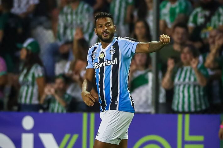 Reinaldo, lateral-esquerdo de 33 anos (Grêmio) - quatro jogos no Brasileirão.