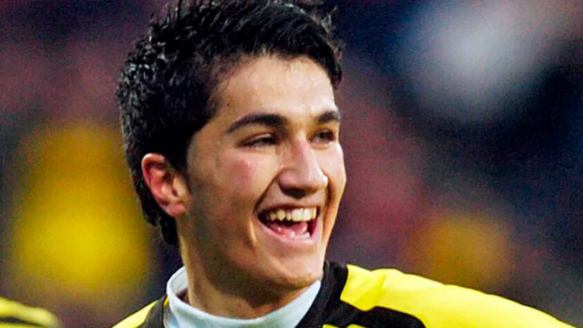 Nuri Sahin, meia turco - Estreou com 16 anos, 11 meses e 4 dias no Borussia Dortmund-ALE, em 2005 / Sahin era considerado uma grande promessa do futebol turco para a década de 2010, mas acabou não vingando em nenhum dos clubes que passou - Dortmund, Real Madrid (Espanha), Liverpool (Inglaterra) e outros. Está aposentado desde 2021. 