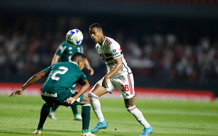 O São Paulo ganhou do Goiás de virada por 2 a 1, pela oitava rodada do Brasileirão, no Morumbi. Após sair perdendo, o Tricolor voltou melhor na segunda etapa e com gols de Pablo Maia e David, já nos acréscimos, conseguiu virar a partida. Confira as atuações individuais dos jogadores e o sobe e desce do Goiás. (Por Vitor Palhares)