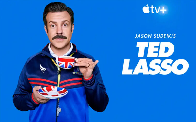 No mundo real, o personagem Ted Lasso jamais poderia comandar um time na Premier Leauge, uma vez que ele precisaria de uma licença que só é permitida com experiência como jogador ou treinador nas categorias de base.