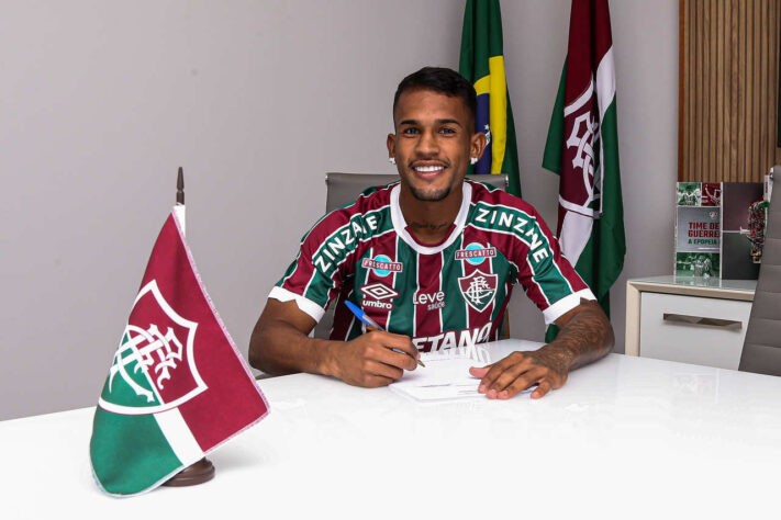 FECHADO - O Fluminense acertou a renovação do contrato do meia Edinho, de 18 anos. O novo vínculo do Moleque de Xerém vai até dezembro de 2024 — o anterior se encerrava no fim de 2023.