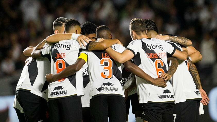 Vasco: O Gigante da Colina, em setembro de 2022, oficializou a venda de 70% da SAF para a 777 Partners (EUA), pelo valor de R$ 700 milhões. Atualmente disputando a primeira divisão do Campeonato Brasileiro, o Vasco recebeu inicialmente R$ 120 milhões, usados para deixar as contas do clube em dia. Pelo acordo firmado entre as partes, o grupo vai investir mais R$ 510 milhões até o fim de 2023. Os outros R$ 70 milhões foram abatidos do empréstimo concedido pela 777 em março de 2022. O conglomerado também se comprometeu a pagar as dívidas da instituição contabilizadas até o limite de R$ 700 milhões, incluindo os custos de operação.