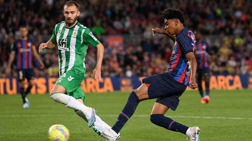 Lamine Yamal, atacante espanhol - Estreou com 15 anos, 9 meses e 16 dias no Barcelona / O jovem estreou no último sábado diante do Bétis e se tornou o atleta mais jovem a vestir a camisa do Barcelona no Campeonato Espanhol. O jogador conquistou o técnico Xavi pela sua qualidade nos treinamentos, o que levou o comandante do Barça a dizer que Yamal é parecido com Messi. 