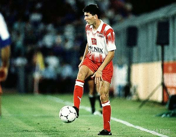 Zinedine ZIdane, meia francês - Estreou com 16 anos, 10 meses e 26 dias no Cannes, em 1989 / Antes de desfilar toda a sua qualidade com as camisas de Bordeaux (França), Juventus (Itália) e Real Madrid, Zidane defendeu o modesto Cannes, da França, onde fez sua estreia como profissional. 