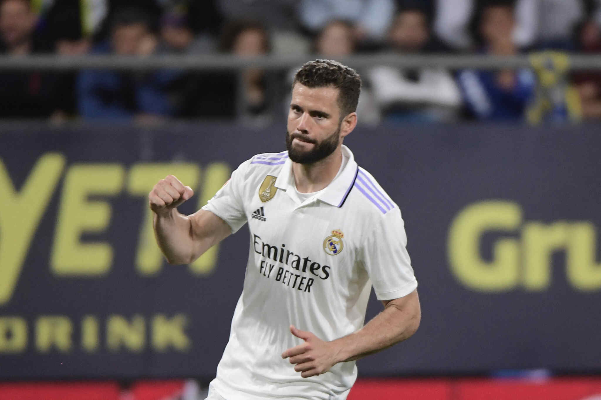 FECHADO - Nacho Fernández, defensor do Real Madrid, acertou sua renovação de contrato com o clube merengue. O vinculo do espanhol se encerrava no fim de junho, mas foi estendido até o meio de 2024. 