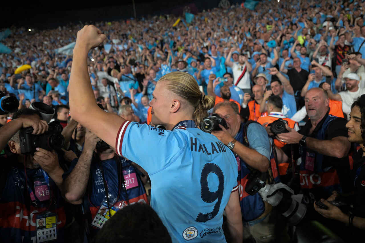 Haaland comemora com a torcida do City 