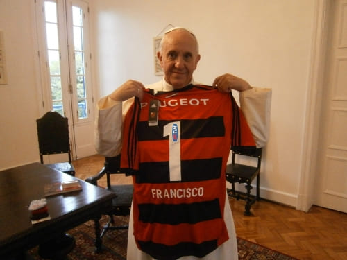 Jorge Mario Bergoglio, o Papa Francisco, posou com a camisa do Flamengo em 2013, durante a visita do Pontífice ao Brasil.