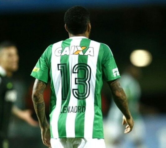 'LENADRO' - O atacante Leandro, com passagens por Palmeiras e Grêmio vestiu uma camisa com erro na grafia de seu nome quando defendia o Coritiba, em 2016. 