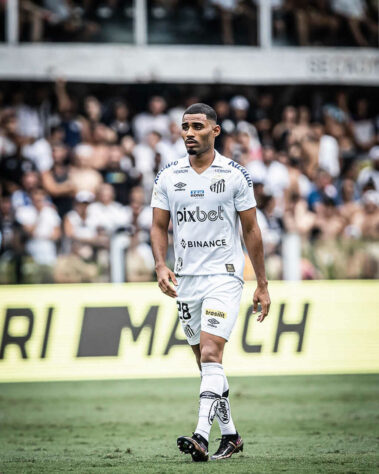 ESQUENTOU - O Santos tem um de seus defensores titulares na mira de clubes da Europa: o zagueiro Joaquim, que foi contratado nesta temporada. O Peixe, no entanto, não pode lidar com negociações neste momento, por conta de uma questão envolvendo a política do clube. Segundo apuração do Lance!, equipes da Rússia e da Itália buscaram informações sobre o atleta recentemente. A expectativa de pessoas próximas ao camisa 28 é que cheguem propostas oficiais na próxima janela de transferências, em janeiro.