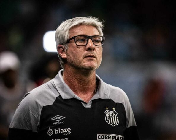 Odair Hellmann - 47 anos. Foi demitido do Santos em junho de 2023.
