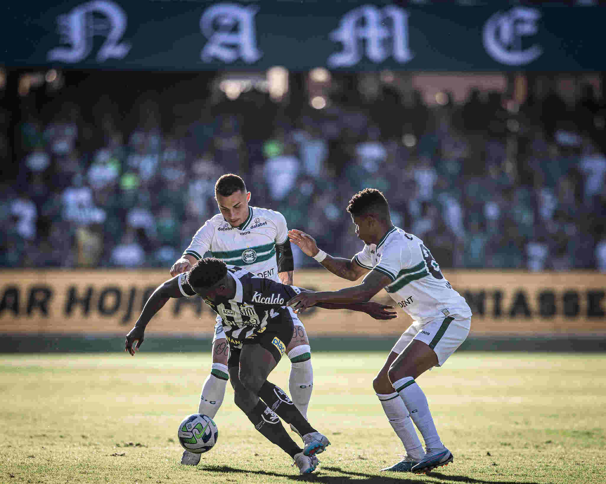 Coritiba: SOBE - Marcelino Moreno: incomodou a defesa do Santos com sua velocidade e dribles. O melhor do Coritiba.  / DESCE - Antônio Carlos Zago: inexplicável a troca do treinador, tirando Marcelino para a entrada de Zé Roberto. No segundo tempo, viu o ritmo do seu time cair e cedeu muito espaço para o Santos. 