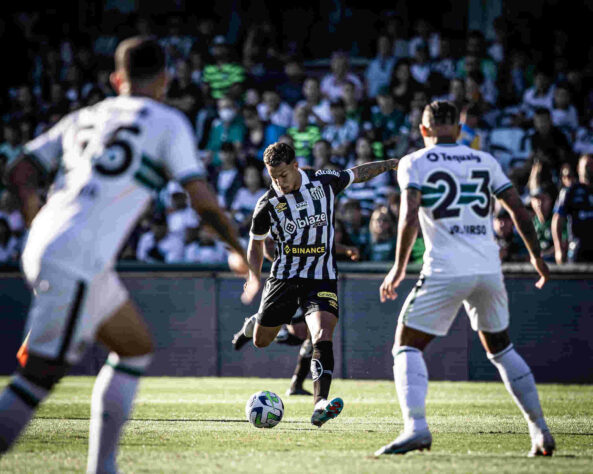 Coritiba e Santos empataram em 0 a 0 no Couto Pereira na tarde deste sábado (10), pela 10ª rodada do Brasileirão. O jogo foi sonolento e marcado pela desorganização generalizada do Santos no primeiro tempo, quando o Coritiba teve maior controle do jogo. Ninguém se salvou na péssima atuação do Alvinegro. Veja as notas do Lance!. 