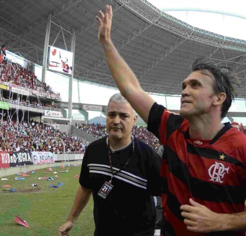 Mais um jogador que se aposentou em jogo oficial. Após faturar o Brasileirão de 2009 pelo Flamengo, a temporada 2010 não foi das melhores para Petkovic - assim como para todo o time, que passou grande parte do torneio lutando contra o rebaixamento. Fora dos planos para o ano seguinte, Petkovic acabou fazendo sua despedida diante do Corinthians, no Engenhão, no empate por 1 a 1. Jogou o primeiro tempo e recebeu homenagens durante o intervalo da partida. 