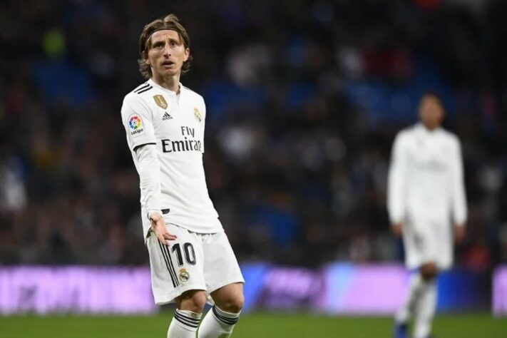 ESQUENTOU - Concentrado com a seleção da Croácia para a disputa da 'Data FIFA', o meia Luka Modric recebeu uma proposta de 80 milhões de euros (cerca de R$ 420 milhões) para defender o Al-Hilal, da Arábia Saudita. As informações são do jornalista Fabrizio Romano. No entanto, segundo Romano, o croata optou por permanecer no Real Madrid. Seu contrato com o clube espanhol termina em junho de 2023. 