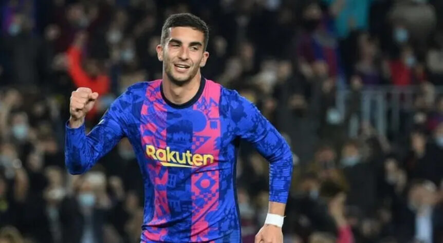 CAMISA SEM ESCUDO - Em fevereiro de 2022, o atacante Ferran Torres, então no Barcelona, entrou em campo com uma camisa sem o escudo do time catalão e sem a logo da fornecedora de material esportivo no segundo tempo do duelo diante do Napoli pela UEFA Europa League. 