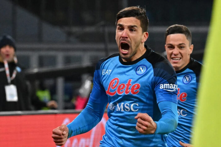 Napoli (Itália) - CHEGADAS: Giacomo Raspadori (atacante, 23 anos - nacionalidade: italiano - valor: 26 milhões de euros) e Giovanni Simeone (foto) (atacante, 27 anos - nacionalidade: argentino - valor: 12 milhões de euros) / SAÍDAS: Andrea Petagana (atacante, 28 anos - nacionalidade: italiano - valor: 10 milhões de euros), Sebastiano Luperto (zagueiro, 26 anos - nacionalidade: italiano - valor: 2,5 milhões de euros), Karim Zedadka (meia, 23 anos - nacionalidade: argelino - valor: custo-zero) e Davide Marfella (goleiro, 23 anos - nacionalidade: italiano - valor: custo-zero). 